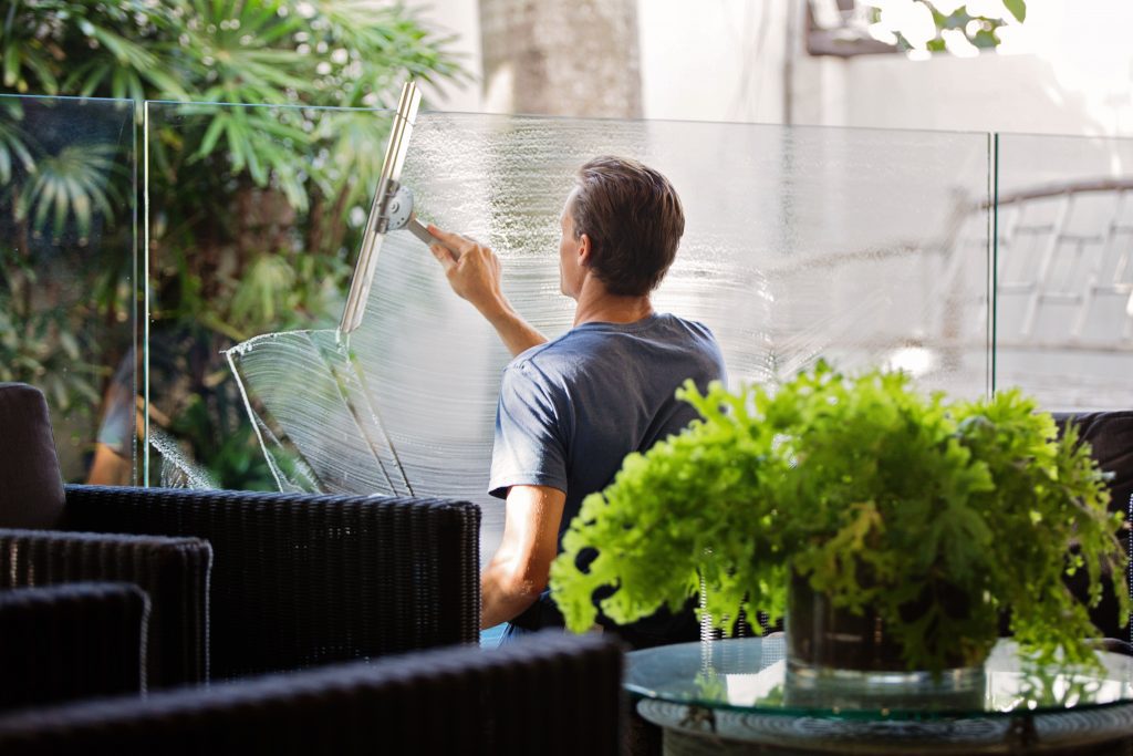 How to clean the windows of my house effectively