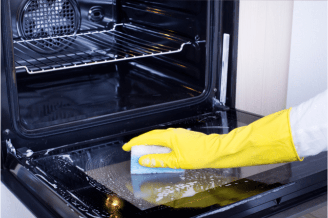 Read more about the article Quick Oven Cleaning Tips