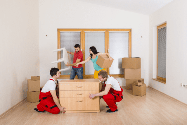 You are currently viewing Moving Truck Rental vs Full-Service Movers